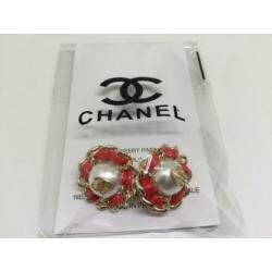 Chanel oorbellen goudkleurig metaal met rood leer
