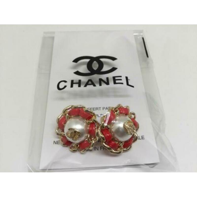 Chanel oorbellen goudkleurig metaal met rood leer