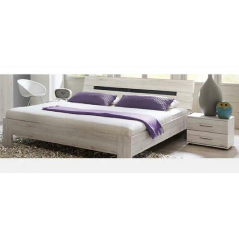 tweepersoonsbed inclusief matras en nachtkastje