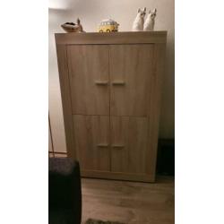 Complete inboedel (Kasten, tafel, bank en eethoek)