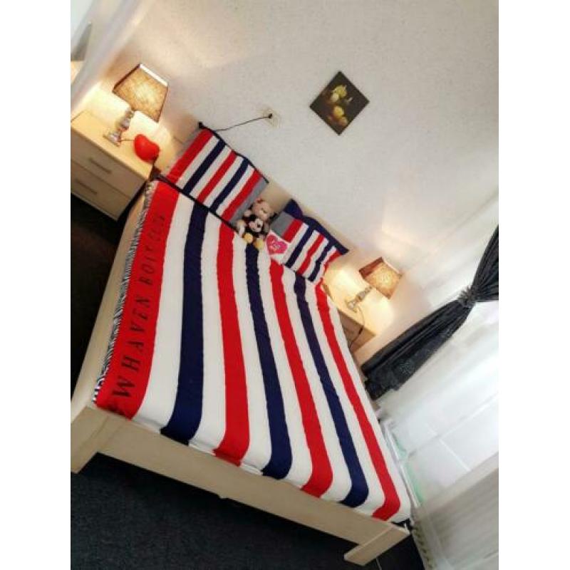 tweepersoonsbed inclusief matras en nachtkastje