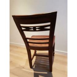 Vier mooie houten stoelen.