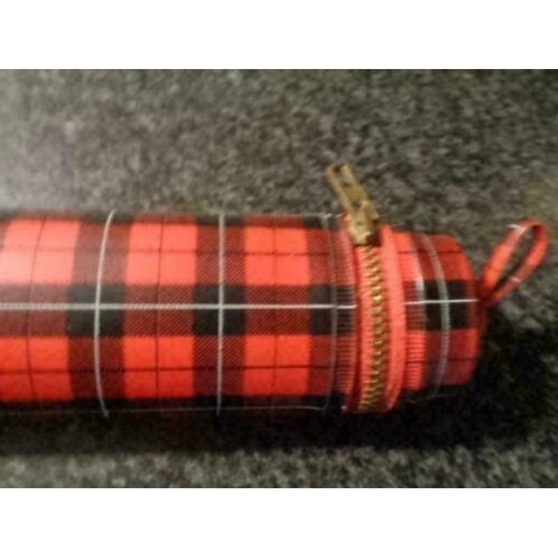 vintage brei koker in schotse ruit vol naalden