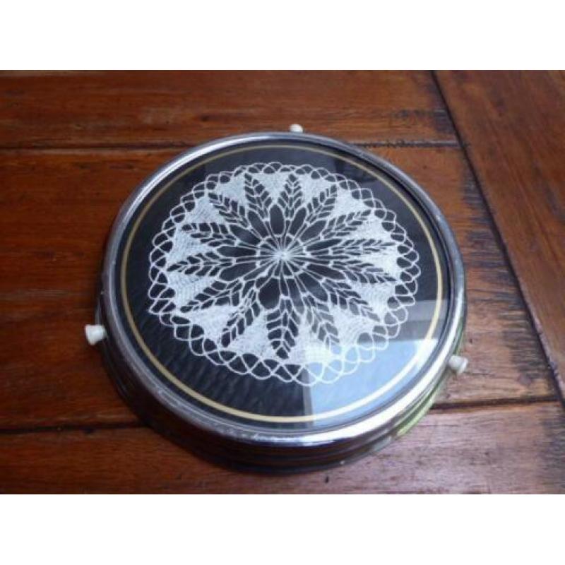 Art deco taartschaal met kanten kleedje achter glas op draai