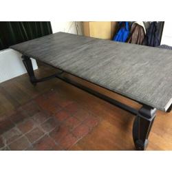 Eettafel 2.5 x 1.1 m gebrand eiken + vitrinekast