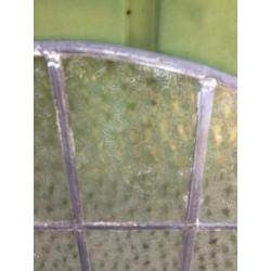 Brocant Glas in lood raam met bubbeltjesglas met bloemetjes