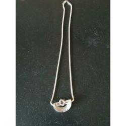 Zilveren vintage ketting met cabochon barnsteentje.