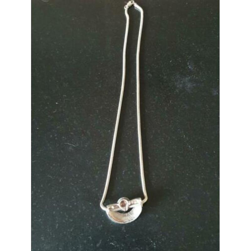Zilveren vintage ketting met cabochon barnsteentje.
