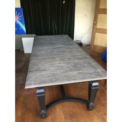 Eettafel 2.5 x 1.1 m gebrand eiken + vitrinekast