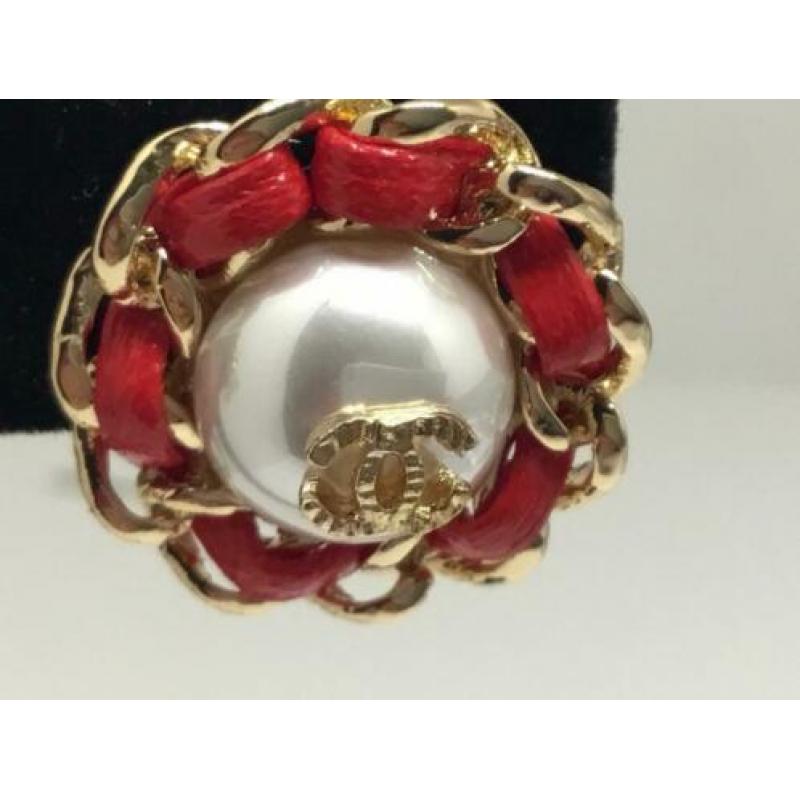 Chanel oorbellen goudkleurig metaal met rood leer