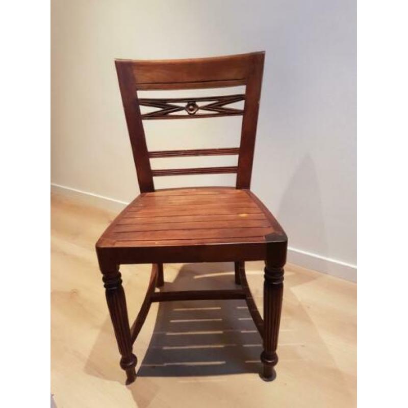 Vier mooie houten stoelen.