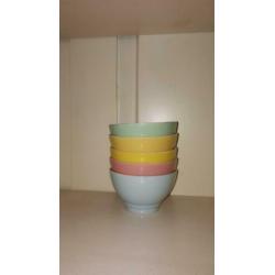 Pastel spoelkommetje op voet (Regout)