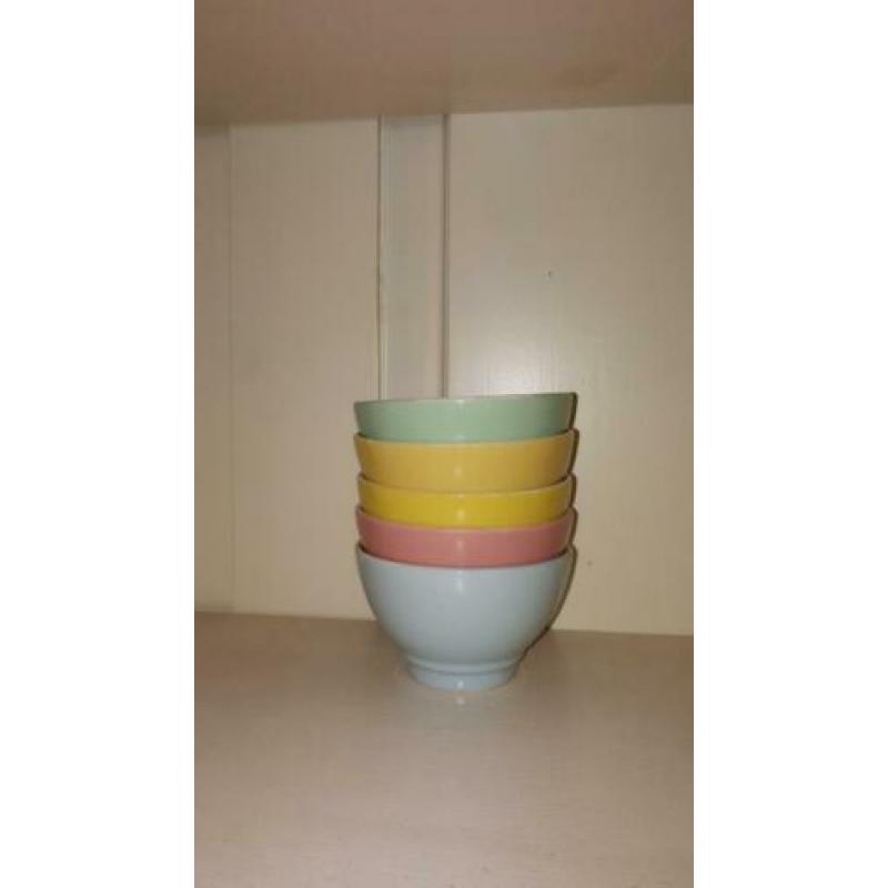 Pastel spoelkommetje op voet (Regout)
