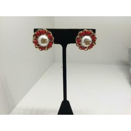 Chanel oorbellen goudkleurig metaal met rood leer