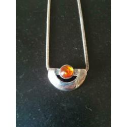Zilveren vintage ketting met cabochon barnsteentje.
