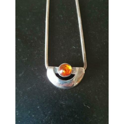 Zilveren vintage ketting met cabochon barnsteentje.