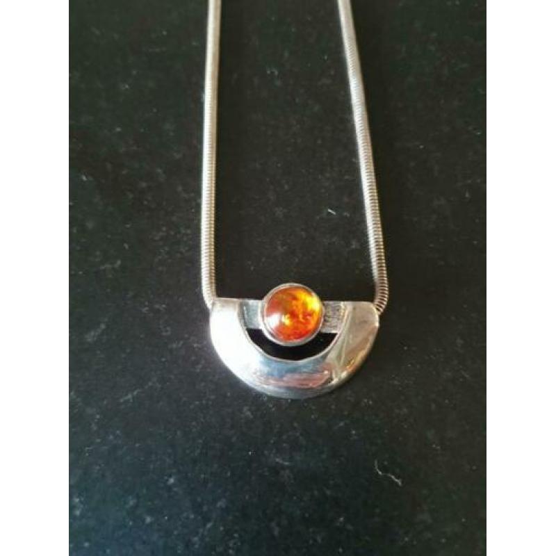 Zilveren vintage ketting met cabochon barnsteentje.