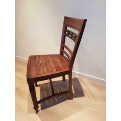 Vier mooie houten stoelen.