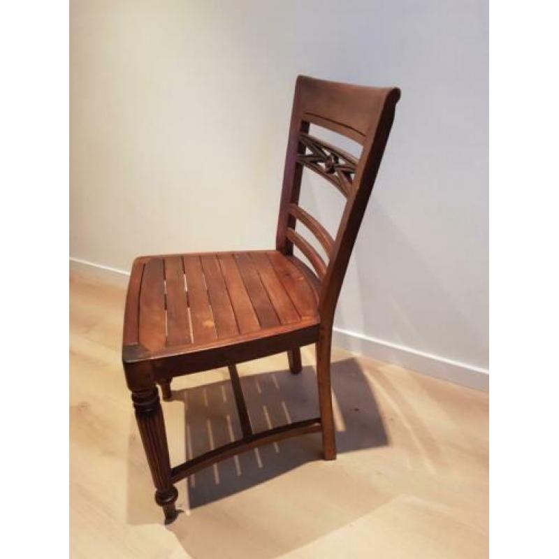 Vier mooie houten stoelen.