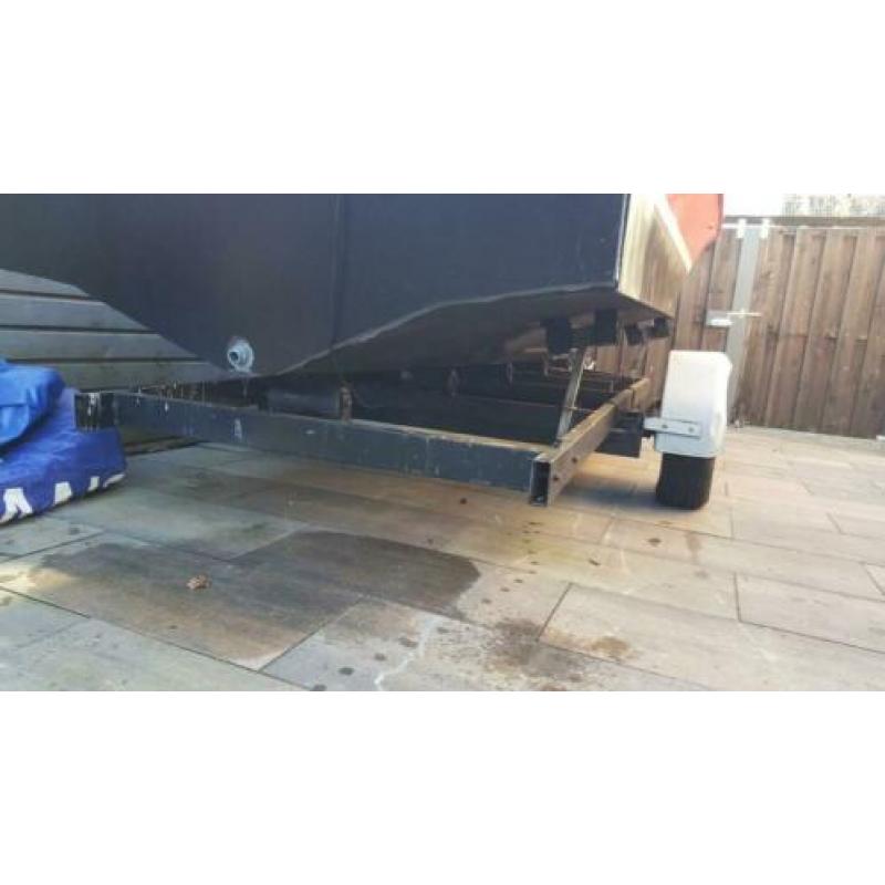Boot met kanteltrailer