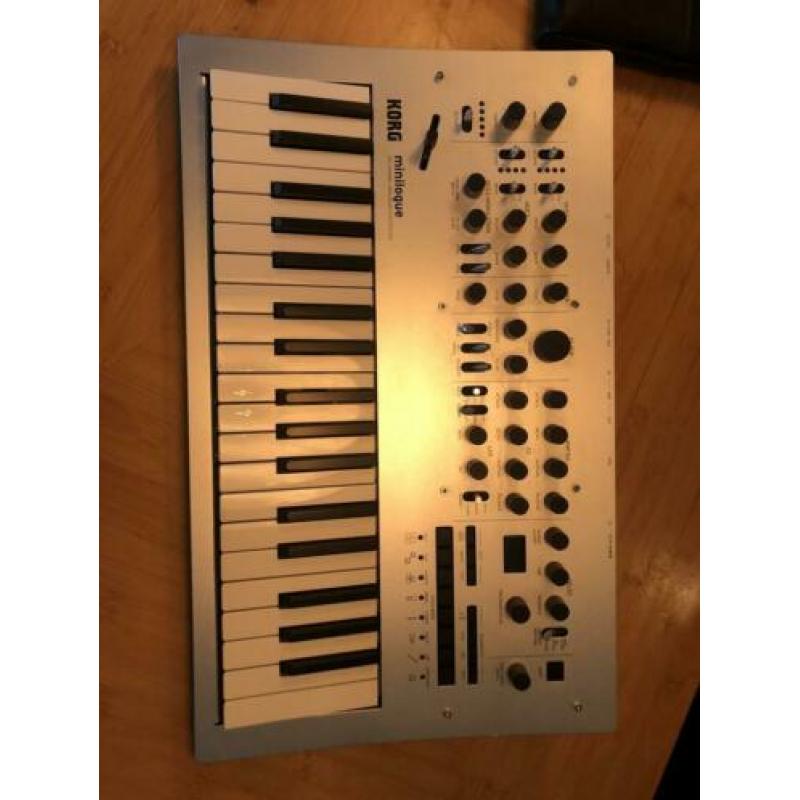 KORG Minilogue (analogue synthersizer) + originele adapter