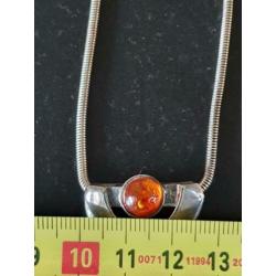 Zilveren vintage ketting met cabochon barnsteentje.