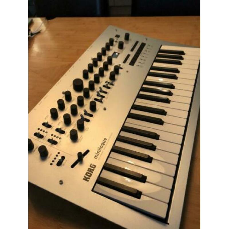 KORG Minilogue (analogue synthersizer) + originele adapter
