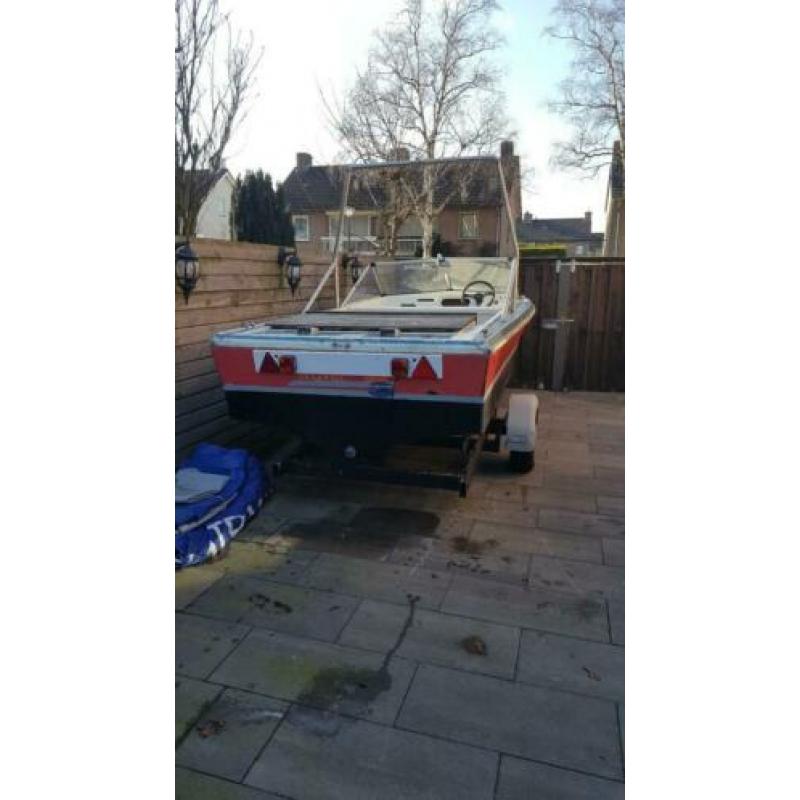 Boot met kanteltrailer