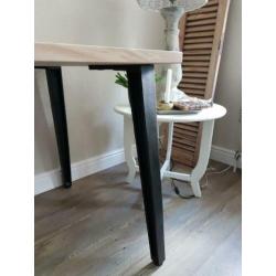 Mooie massief eiken eettafel met industriële poten