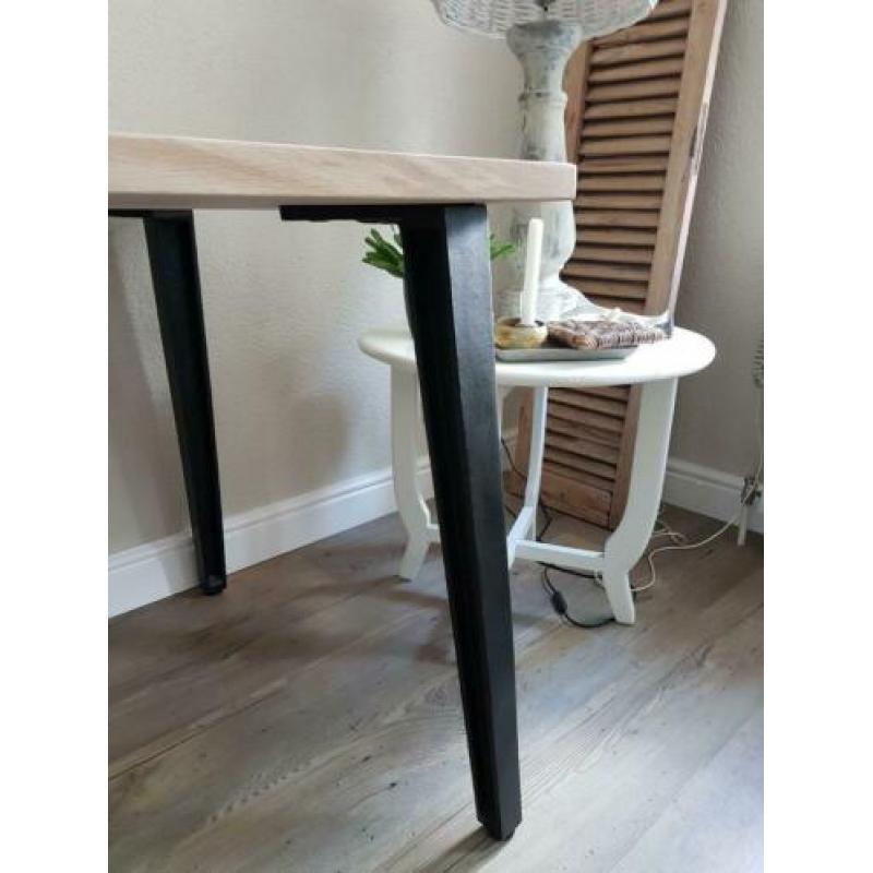 Mooie massief eiken eettafel met industriële poten