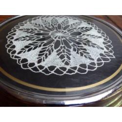 Art deco taartschaal met kanten kleedje achter glas op draai