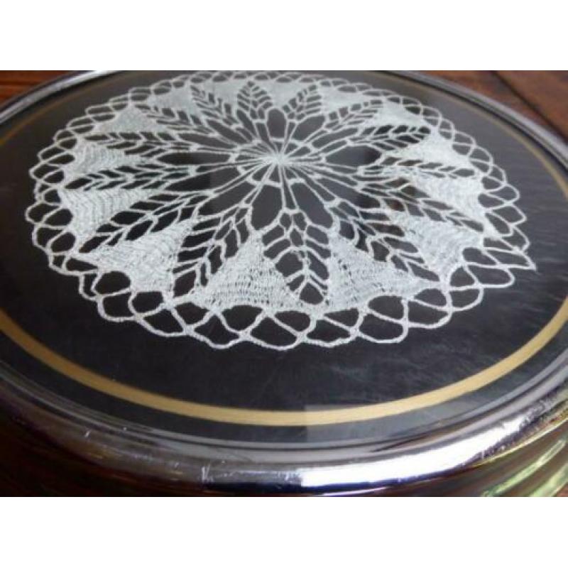 Art deco taartschaal met kanten kleedje achter glas op draai