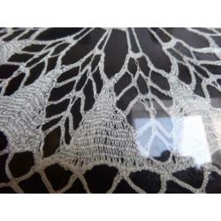 Art deco taartschaal met kanten kleedje achter glas op draai