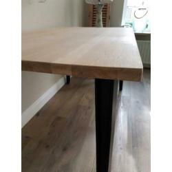 Mooie massief eiken eettafel met industriële poten