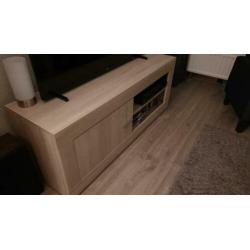 Complete inboedel (Kasten, tafel, bank en eethoek)
