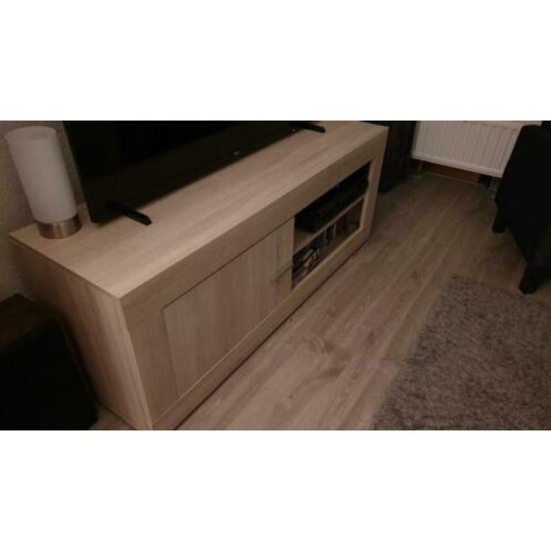 Complete inboedel (Kasten, tafel, bank en eethoek)