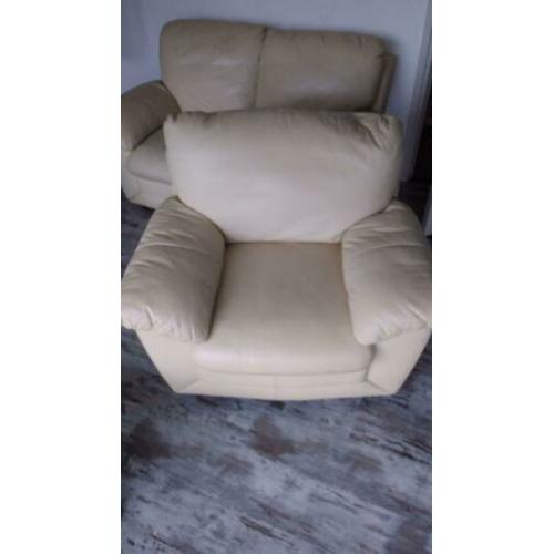 Wit leren 2zitsBank en fauteuil zeer netjes