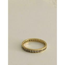 Mooie 18 krt gouden ring met zirkonia’s mag weg v 125,-