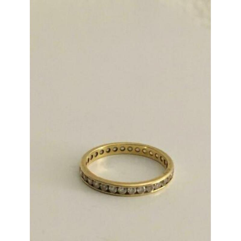 Mooie 18 krt gouden ring met zirkonia’s mag weg v 125,-