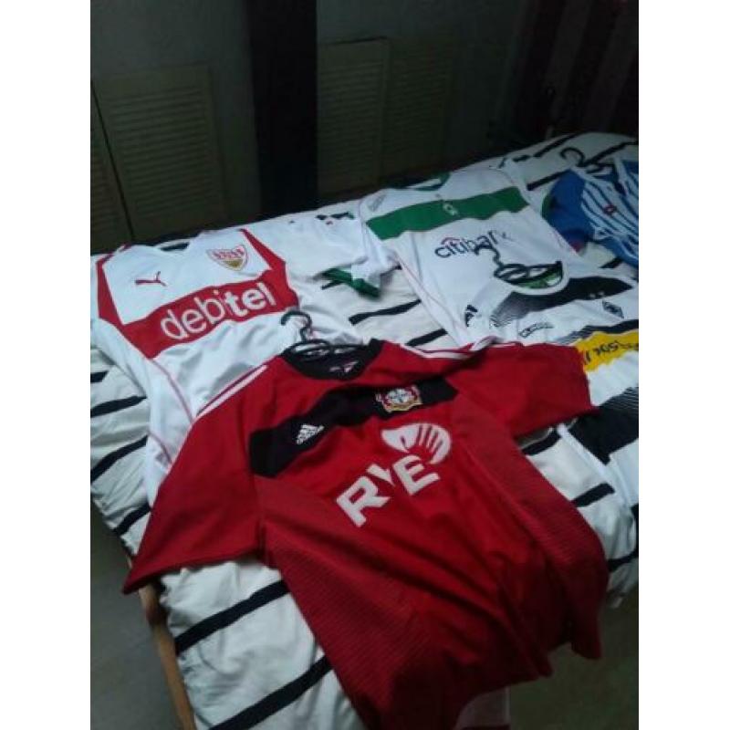 Diverse voetbalshirts. (Bayern München, Dortmund, Wolfsburg)