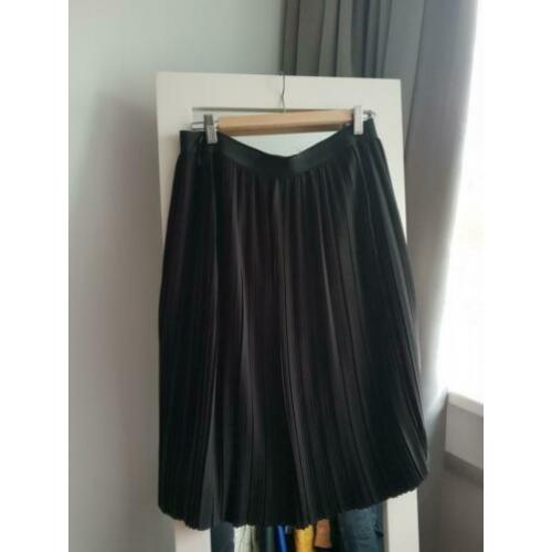 Gave plisse rok.zwart. nieuw. Merk esprit. Mt 40