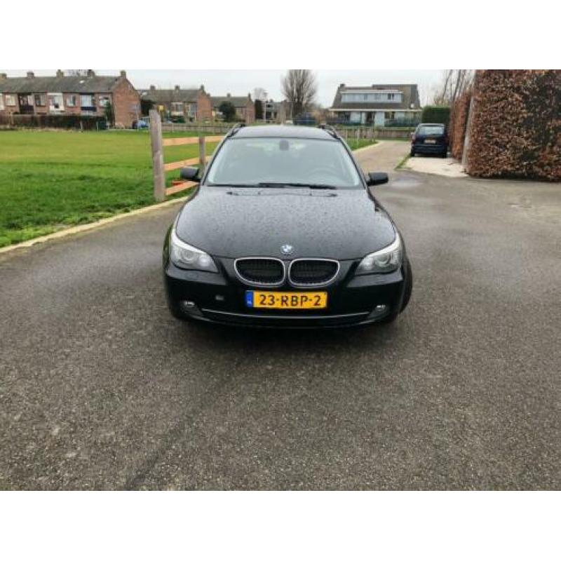 BMW 5-serie Touring 520d Saphirschwartz-metallic Veel opties