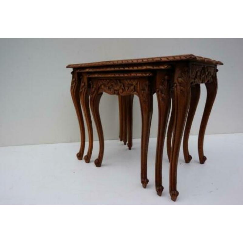 3 bijzettafels in de Louis XV stijl met glasplaat