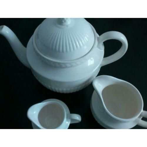 Wedgwood Edme theepot en roomkannetje en melkkan samen