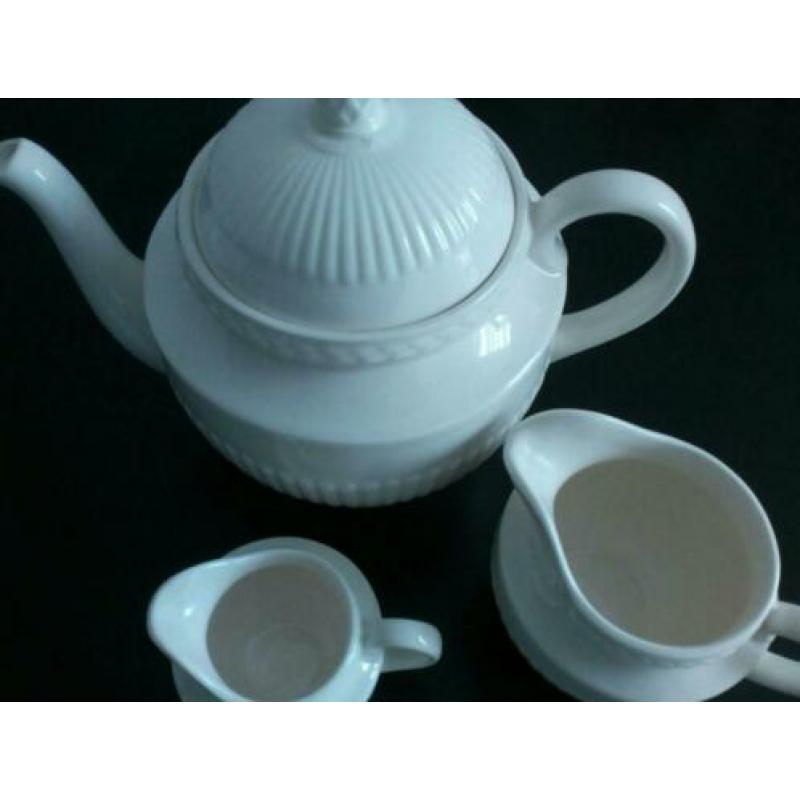 Wedgwood Edme theepot en roomkannetje en melkkan samen