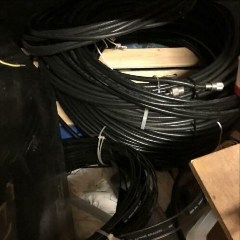Antenne kabels nog veel meer als je hier ziet en ook langere