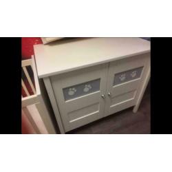 Ledikant en commode met wandplank