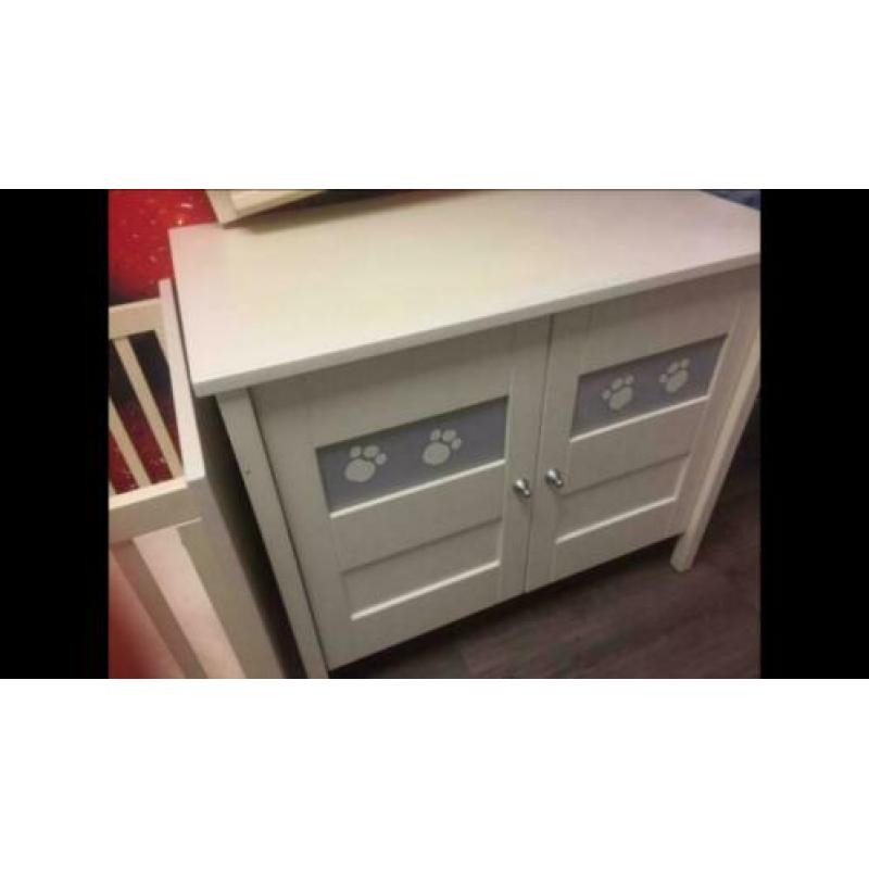 Ledikant en commode met wandplank