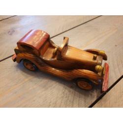 Handgemaakte oldtimers volledig van hout gemaakt.