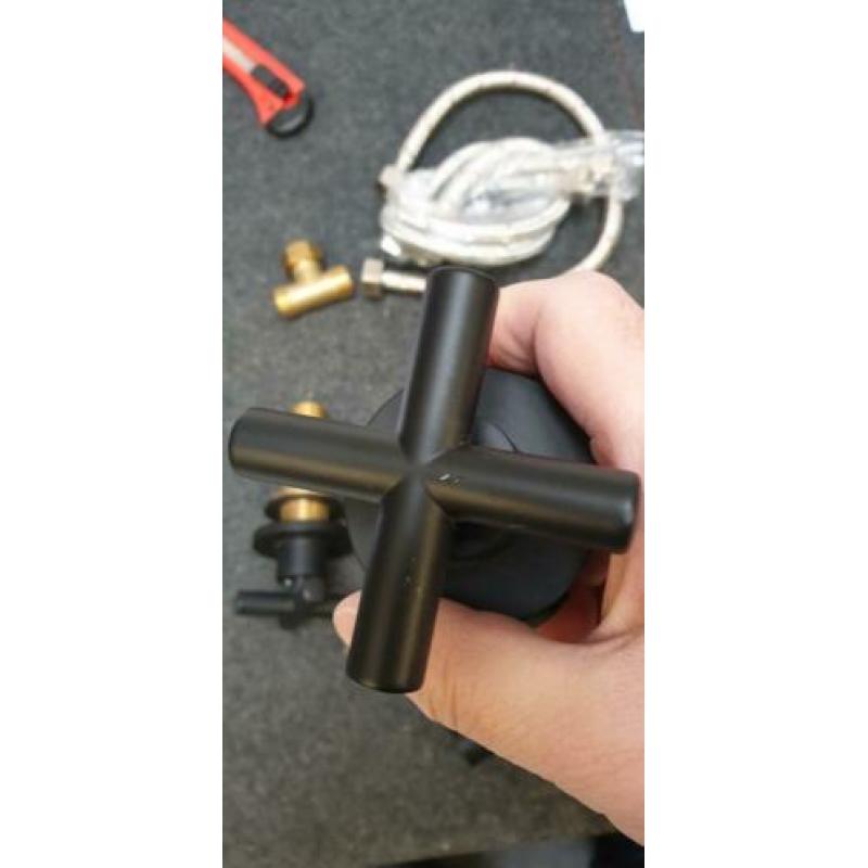 Zwarte inbouw kraan nieuw met beschadigingen.